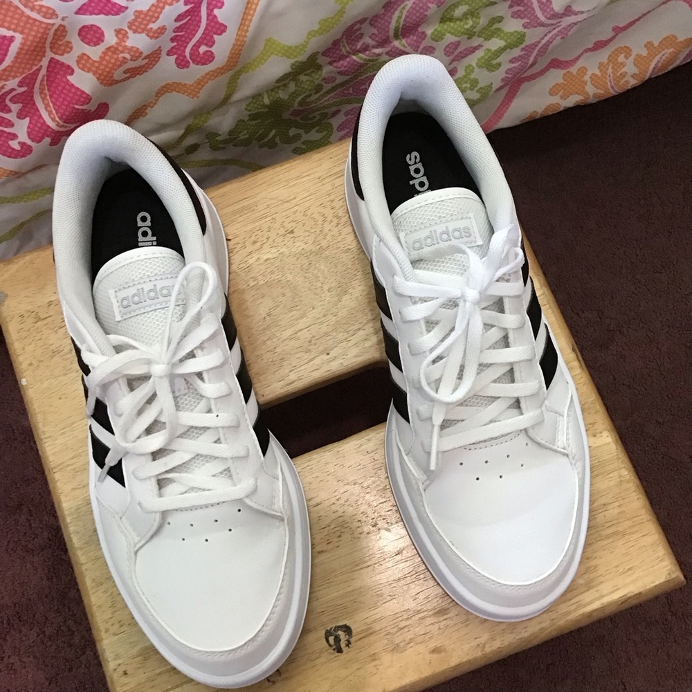 Adidas Womens Court White with Black Strips Sz 8.5 Round toe Lightly padded
